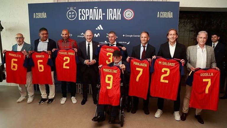 Rafael Louzán homenajea a leyendas de la selección en A Coruña