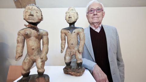 Xoán Anllo en el 2015 con piezas que donó al Museo Provincial