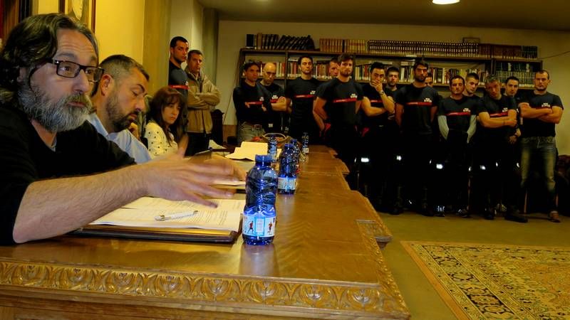 Una  jugadora lanza a canasta en un encuentro por la tarde.