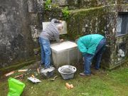 Los voluntarios repusieron la l�pida