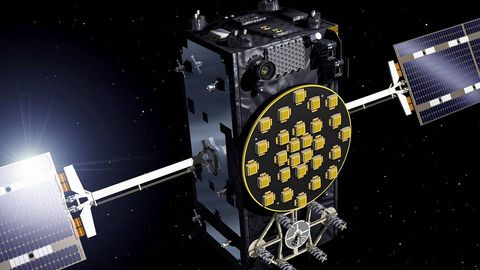Imagen facilitada por la Agencia Espacial Europea (ESA) un satlite operativos del sistema de navegacin Galileo, la apuesta europea para competir con el GPS estadounidense y el Glonass ruso que inicia su fase de despliegue final tras haber colocado en orbita cuatro dispositivos de prueba