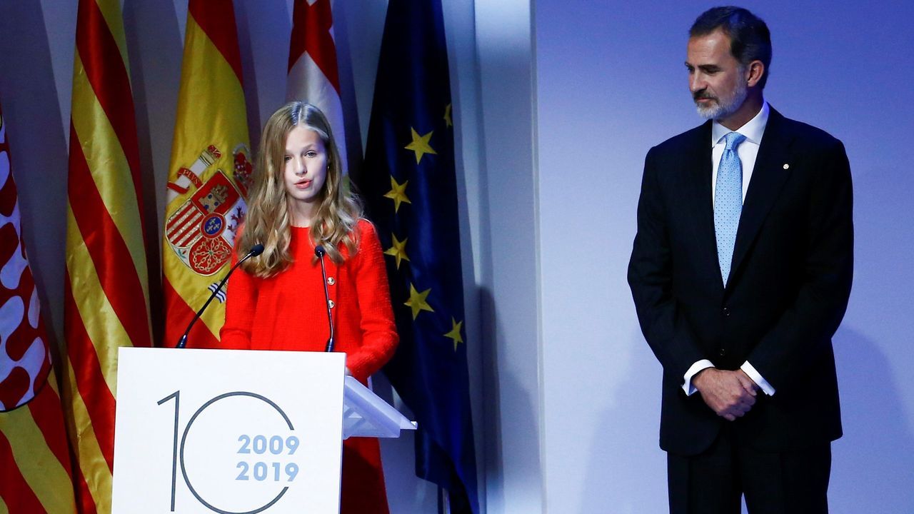 Los camioneros de Castrill�n animan el confinamiento a ritmo de claxon.La princesa Leonor, acompa�ada por su padre, el rey Felipe, durante su intervenci�n en el acto de entrega de los Premios Princesa de Girona
