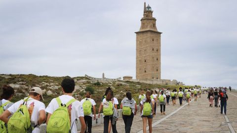 Participantes de la Ruta Quetzal llegando a la torre de Hrcules