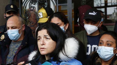 Familiares de las víctimas del Villa de Pitanxo este viernes por la mañana en la Subdelegación del Gobierno en Pontevedra