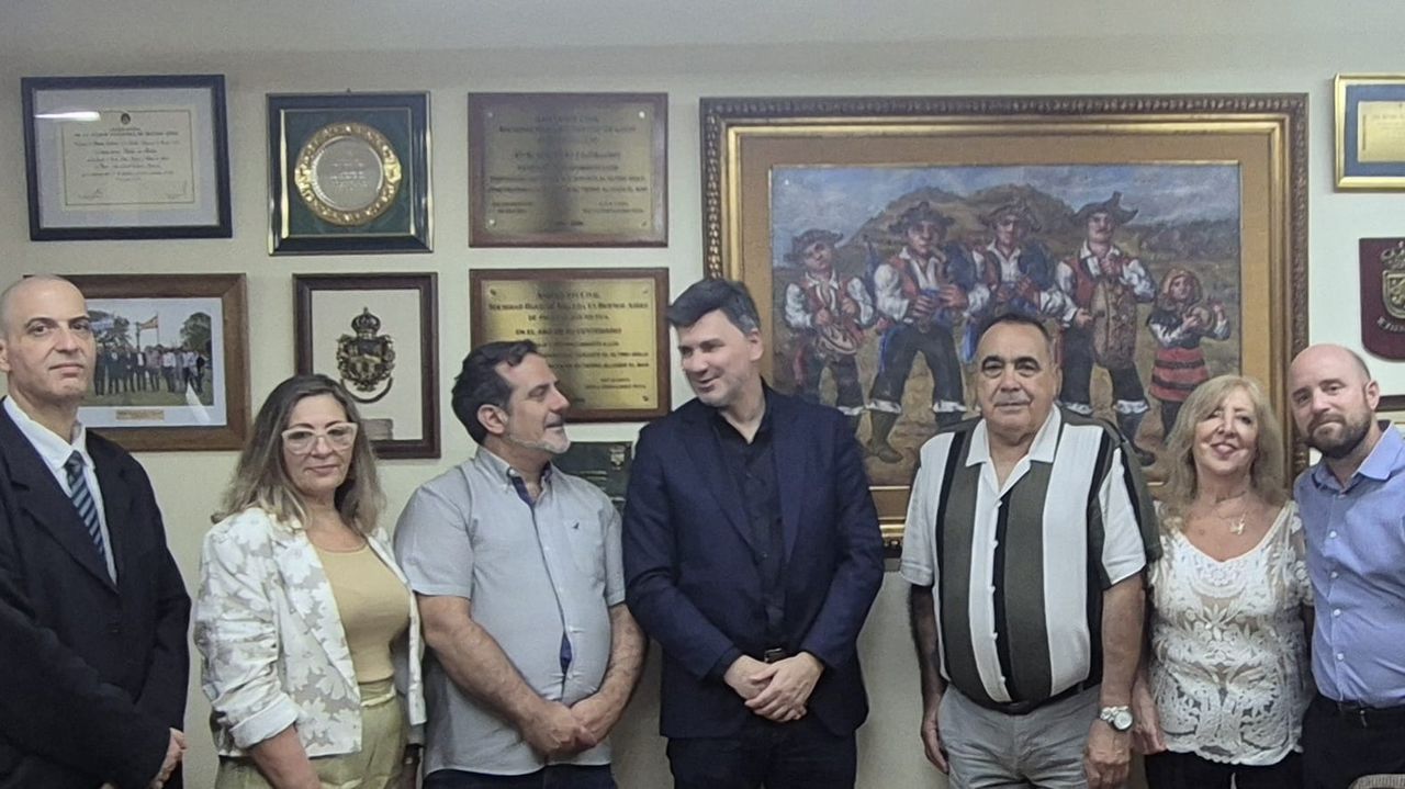 Jos� Mar�a Crego Arroyo �Chemari� con el cuadro de su abuelo Jos� Mar�a Crego Fern�ndez, que�le realiz� Cao Luaces como forma de pago del pr�stamo monetario que�le hizo�para poder viajar a�Argentina