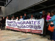 Un momento de la movilizaci�n de esta ma�ana ante la sede de Facenda