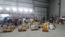 Miembros de la asociacin de Avimun preparan oganizan las cajas de donaciones con destino a Senegal