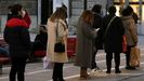Varias personas esperan para entrar a una tienda de ropa en Oviedo