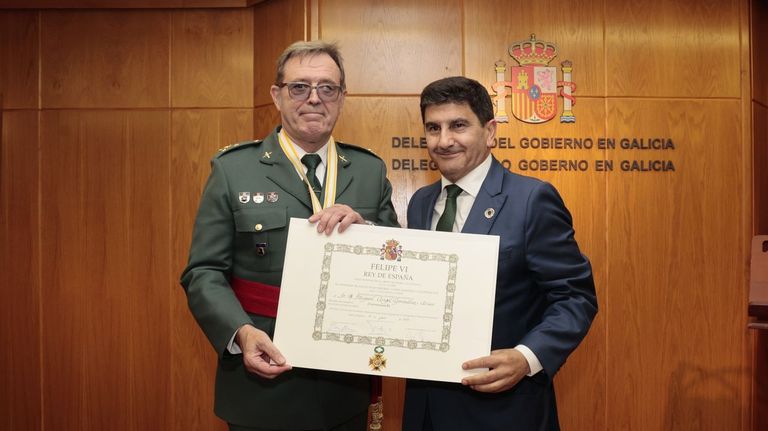 El Gobierno condecora al general jefe de la Guardia Civil de