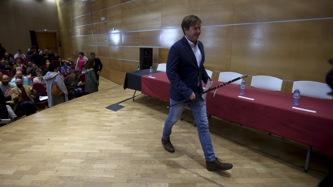 La alcaldesa recorre Elvia en bicicleta en el segundo da de campaa.Benito Portela, exalcalde de Sada en el da de la mocin de censura que lo desbanc del poder