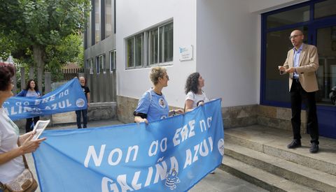 Los trabajadores de las Galiña Azul aprovecharon la visita a la escuela de Orillamar del director xeral de Familia, Jacobo Rey,  para explicarle sus reivindicaciones laborales