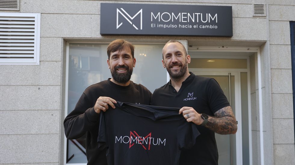 Adrián González (en la foto, a la izquierda) y Álvaro Quintana (derecha) crearon en Santiago hace un año y nueve meses Momentum, una clínica multidisciplinar que engloba desde servicios de fisioterapia, readaptación y preparación física hasta nutrición o medicina estética. Ahora son 14 en el equipo pero se ampliará en enero, cuando duplicarán la superficie de su local.