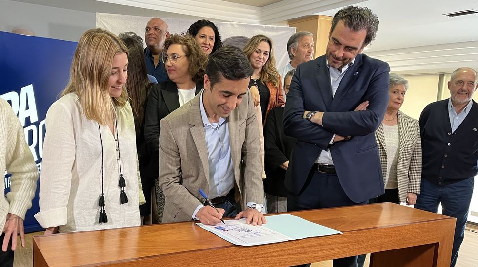 Pol�ticos sonrientes, pulpo y tazas de vino en las fiestas de la Ascensi�n de Santiago. Alejandro Dopico, Jos� Manuel Louro, Jos� V�zquez y Jos� Dopazo