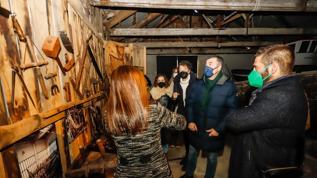 Estos son los cruceiros ms singulares de Barbanza.El conselleiro de Cultura, Romn Rodrguez, visit el Museo Mass de Bueu en enero del 2022