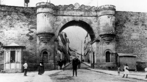 La imagen de la Porta da Estación data de 1875 ó 1876, justo antes de la primera ampliación que se llevó a cabo y con la que se derribaron los cubos laterales