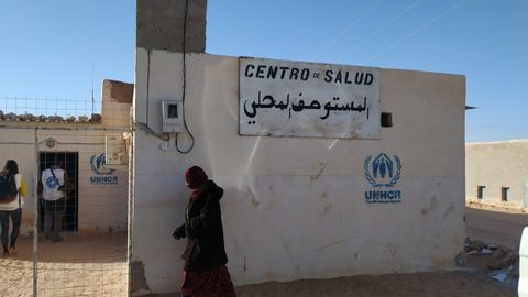 Cartel con el distintivo Centro Salud en castellano y árabe en el campamento de los refugiados saharahuis en Tindouf