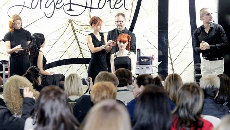 Fanfarria Taquikardia interpreta �A las barricadas� en la procesi�n de San Marti�o.La casa pr�ximo al molino del Toleiro, izquierda, ser� de las primerase en ser derribada