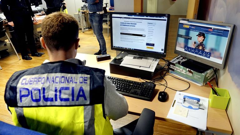 Investigan a un empresario de Vigo que explotaba en sus fruterías a trabajadoras captadas en aplicaciones de citas