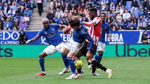 Nacho Vidal y Sibo disputan un bal�n con I�aki Williams