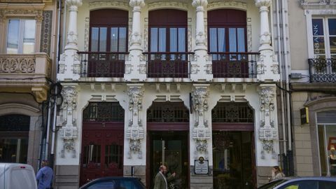 Este inmueble de 1912, la Casa Arambillet, es obra de unos de los referente del modernismo arquitectónico en A Coruña, Antonio López Hernández. En su fachada, reformada en el 2013, podemos observar varias caras inspiradas en Elizabeth Siddall