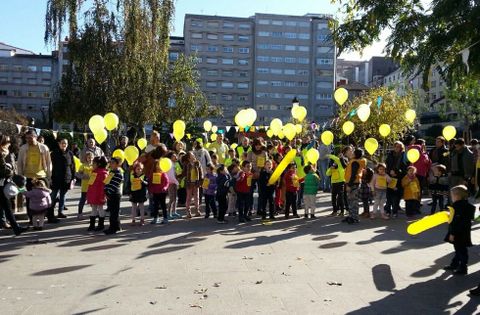 El color amarillo del colegio se aprovech ayer para llamar la atencin en la protesta de la plaza. 