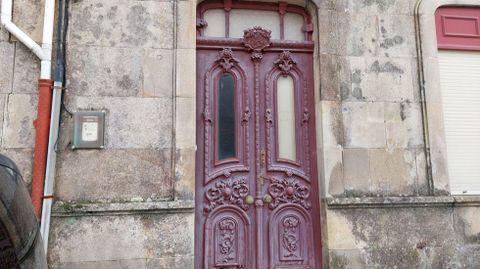 Detalle de una de puerta artística en una casa a la venta en la calle de Aguasantas, en Ponte Caldelas