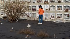 Imagen del cementerio municipal de Los ngeles, en Los Llanos de Aridane, aislado desde hace das por la lava y con las tumbas sepultadas por la ceniza procedente del volcn de Cumbre Vieja