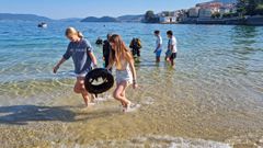 Alumnos del colegio Sagrado Corazn de Placeres, de Pontevedra, colaboraron con el Club de Buceo Ons en una limpieza de la playa del Pescadoira, en Bueu