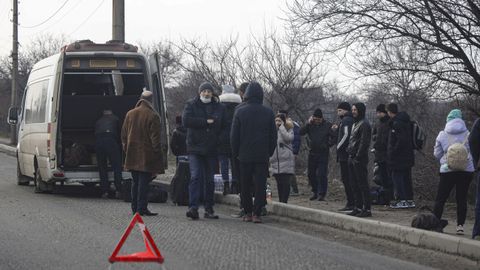 Esperando el autobús para dejar Kharkiv