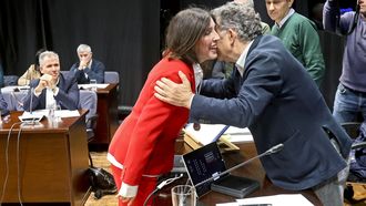 Carmen Hermo recibe la felicitacin del alcalde de Pontevedra, Fernndez Lores, tras prometer su cargo como nueva concejala del grupo socialista
