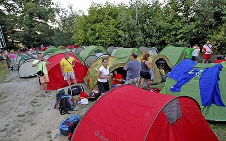 Peregrinos que acamparon en Barciela en el 2012 ante la falta de un albergue.
