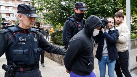 Agentes de la policía autonómica vasca trasladan al detenido por los asesinatos de gais de Bilbao, en una imagen de archivo.