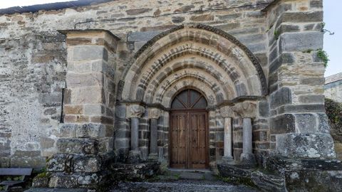 Portada románica en la iglesia de San Pedro de Valverde