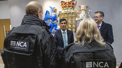 El primer ministro britnico, Rishi Sunak, durante una visita a la National Crime Agency