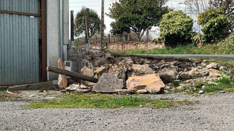El autobús tiró el muro de una casa en la parroquia de Santiago de Gaioso, en Outeiro de Rei, el 11 de enero.