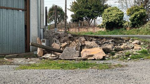 El autobs tir el muro de una casa en la parroquia de Santiago de Gaioso, en Outeiro de Rei, el 11 de enero.