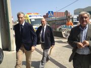 Conde, a su llegada al pol�gono, seguido por extrabajadores de T-Solar