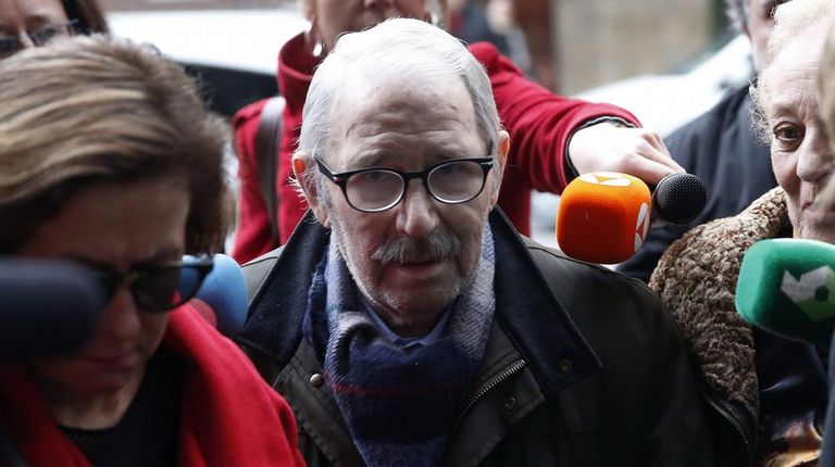 José Ángel Fernández Villa entra en el juzgado para prestar declaración (archivo)