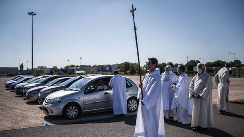 En la localidad de Chalons-en-Champagne, en el noreste de Francia, han optado por celebrar misas al aire libre y con los fieles en sus automóviles. Como si de un autocine se tratase