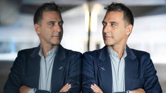 Javi Mart�n se hizo popular en la d�cada de los noventa presentando el programa de televisi�n Caiga quien caiga junto a El Gran Wyoming. Actualmente se dedica al teatro.