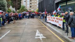 Trabajadores de Irosa se concentraron a las puertas del edificio judicial de O Barco.
