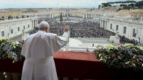 El papa bendice a los fieles durante la ceremonia  Urbi et orbi 