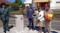 Los padres de Jaime Prez Fortes junto al alcalde de Sober durante la inauguracin del monolito