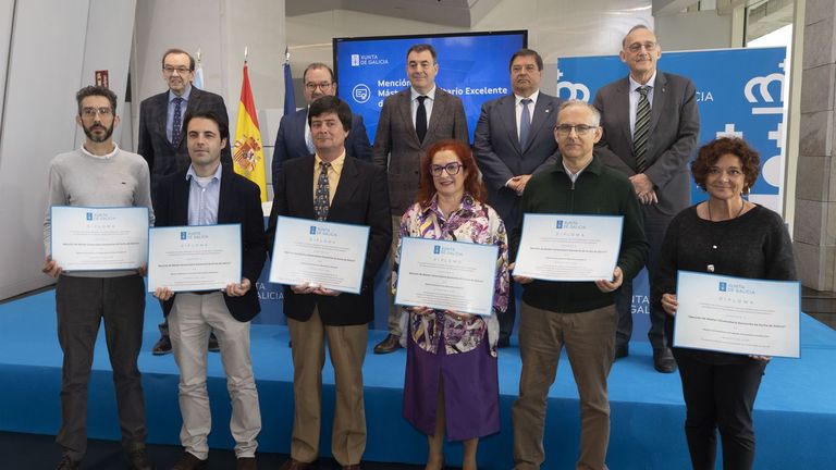 En primera fila, los coordinadores de los másteres que obtuvieron la mención de excelencia y detrás el conselleiro de Educación, los tres rectores gallegos y el secretario xeral de Universidades 