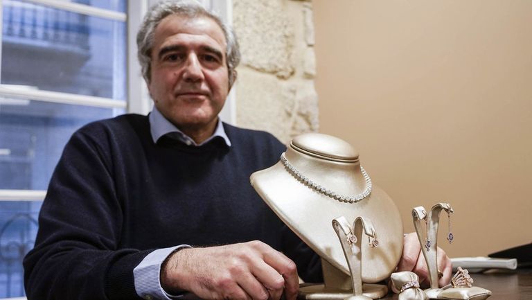Odilo Fernández, en su joyería El Cronómetro