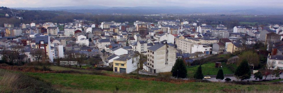 <span lang= es-es >Edificios paralizados</span>. Los dos edificios de la R�a da Calexa que tapan buena parte de la vista de Sarria, en ladrillo foto superior, fueron denunciados por un peregrino por su impacto visual y est�n paralizados. La segunda imagen muestra como era la vista anterior de la villa. 