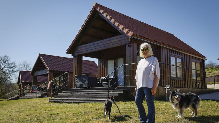 Cinco nuevas cabañas de madera miran al río entre la naturaleza de Allariz
