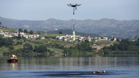 Rescate acuático en un curso profesional de piloto de drones en emergencias y seguridad, organizado por Aerocámaras, en Castrelo de Miño.