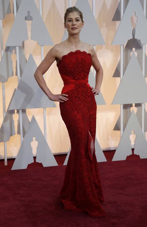 Rosamund Pike ha elegido un ajustado vestido rojo de Givenchy
