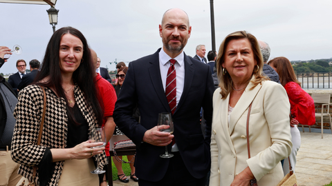 De izquierda a derecha: la directora regional de comunicaci�n y relaciones del Corte Ingl�s de Galicia, Fuencisla Cid, el director regional de Asturias y Galicia del Corte Ingl�s, Jos� Luis Blanco; y Mar�a Dolores Marbal, durante el c�ctel ofrecido en los Encuentros en el Eo 2026